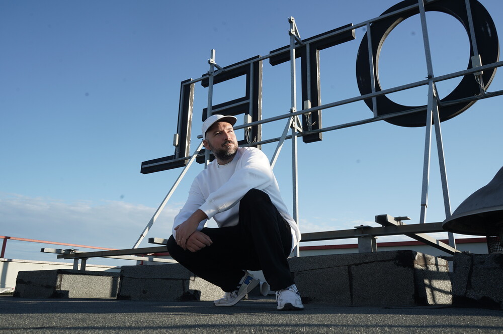 IL CONSCIOUS RAP DI KOSE TORNA A FAR RIFLETTERE IN “PLUS ULTRA”, IL SUO NUOVO ALBUM