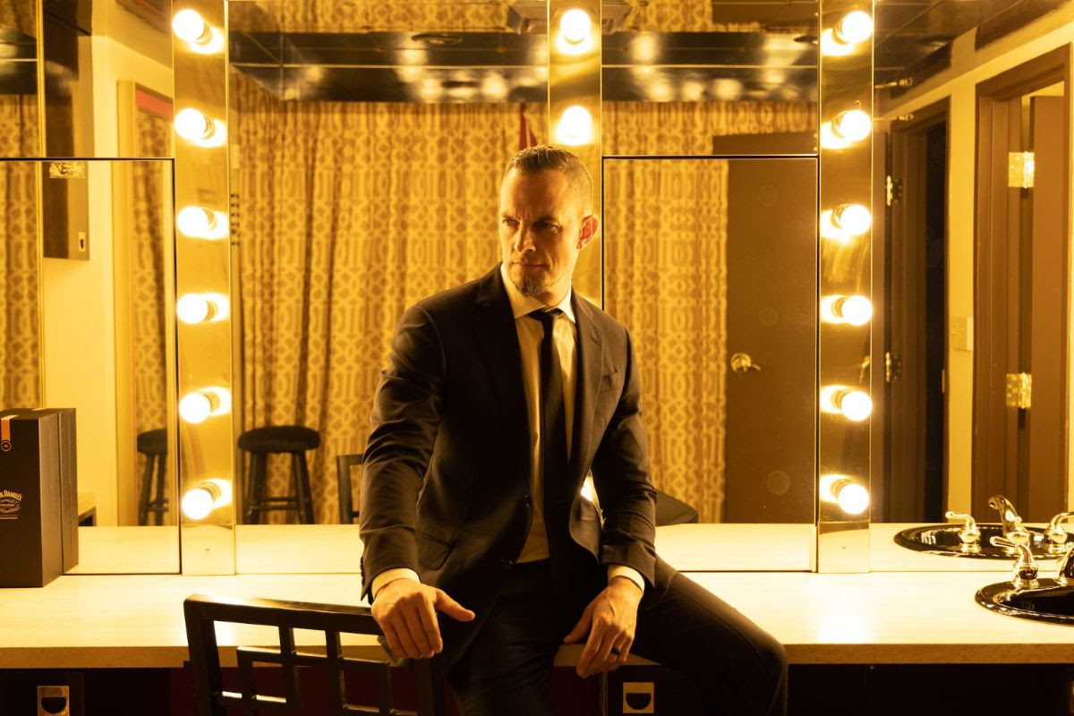 MARK TREMONTI – il nuovo album di beneficenza “Tremonti Sings Sinatra” e il nuovo video di “I’ve Got You Under My Skin”