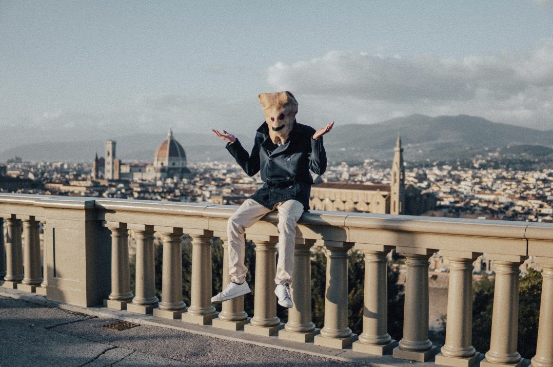 UNA E MEZZA è il nuovo singolo del progetto LAMPONI DI PIOMBO, fuori per Le Stanze Dischi