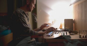 “Bianco” è il nuovo singolo di EMIT, alter ego musicale di Emanuele Conte