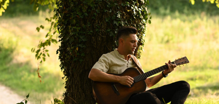 “Felici con Niente”, il nuovo EP del cantastorie Elia Truschelli